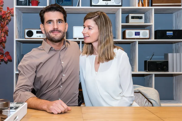 Pareja en mostrador en tienda de electrónica — Foto de Stock