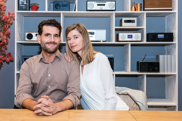 Couple At Counter Against Shelves With Speakers At Shop — Stock Photo, Image