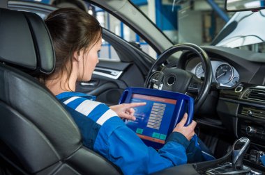 Tablet bilgisayar kullanarak kadın makinist