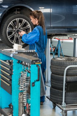 Makinist askıya alınan araba lastik değiştirme