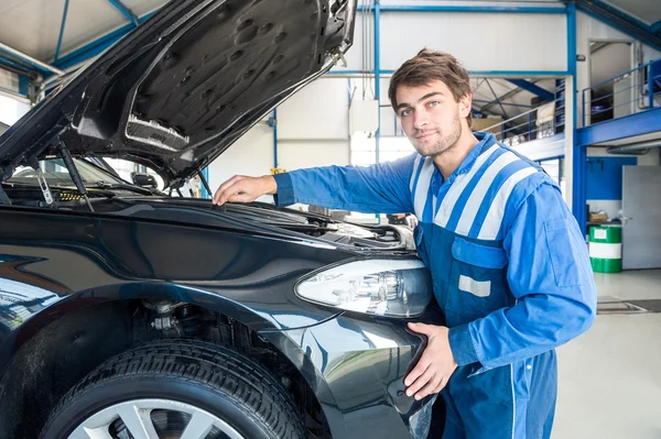 Mechaniker repariert Auto-Motor — Stockfoto