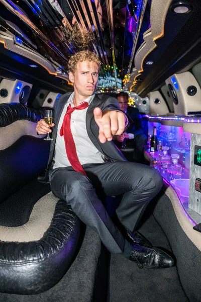 Homme avec flûte à champagne en limousine — Photo