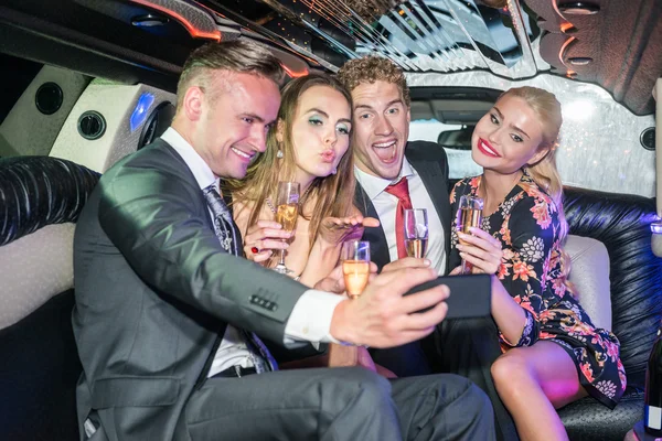 Vrienden nemen Selfie In Limo — Stockfoto