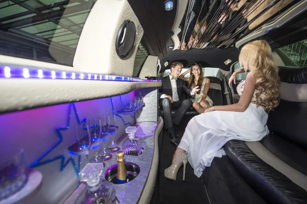 Célébrité et couple dans une limousine luxueuse — Photo