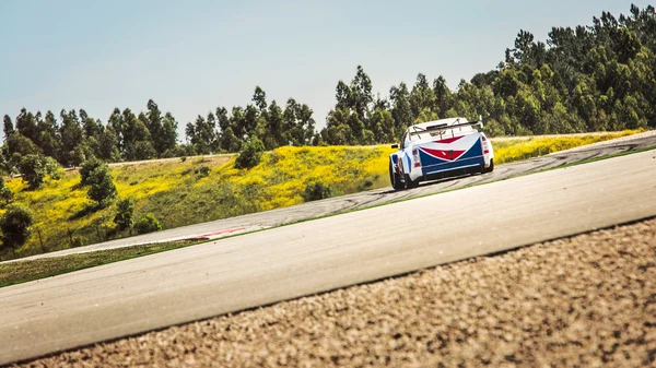 Race on a circuit surrounded by hills — Stock Photo, Image