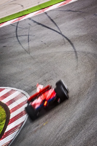 Carro de corrida dirigindo rápido ao virar da esquina — Fotografia de Stock