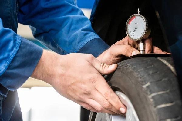 Mechanische persen profiel in het loopvlak van de band — Stockfoto