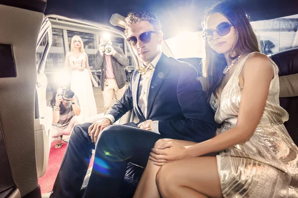 Celebrity couple in a limousine — Stock Photo, Image