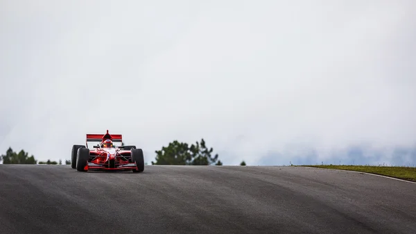 Race on a circuit surrounded by hills — Stock Photo, Image