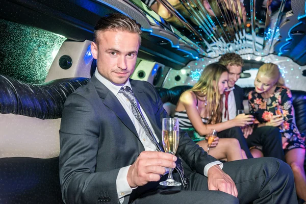 Mann mit Sektflöte in Limousine — Stockfoto