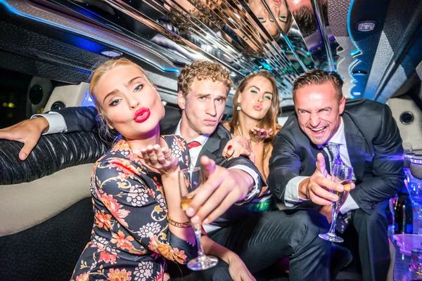 Amigos con flauta de champán en limusina —  Fotos de Stock