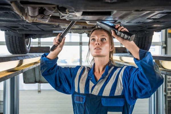 Mecánica femenina usando linterna — Foto de Stock