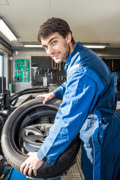 Male mechanic mounting car — Stock Photo, Image