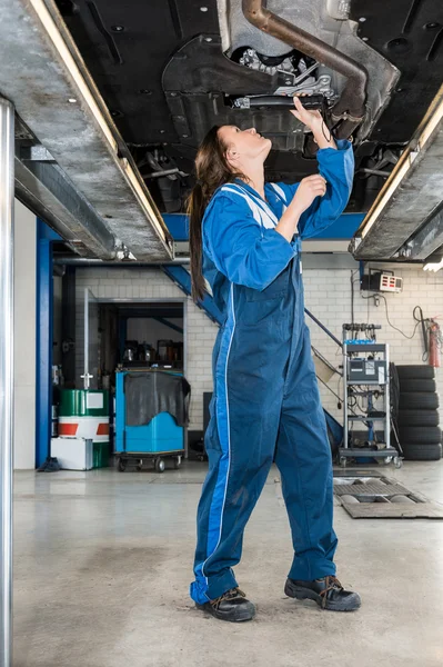 Vrouwelijke monteur reparatie auto — Stockfoto