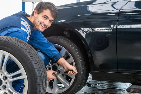 男性のメカニックの変化の車のタイヤ — ストック写真