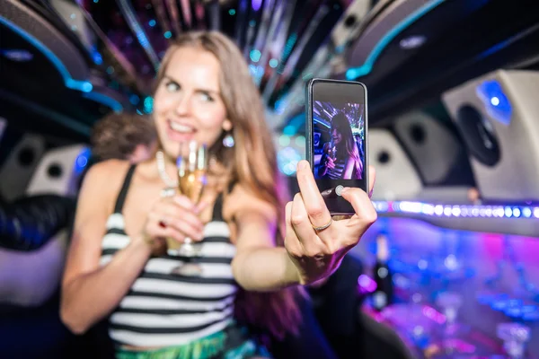 Mulher com flauta de champanhe tomando selfie — Fotografia de Stock