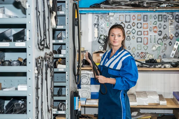 Triger kayışı tutan kadın makinist — Stok fotoğraf