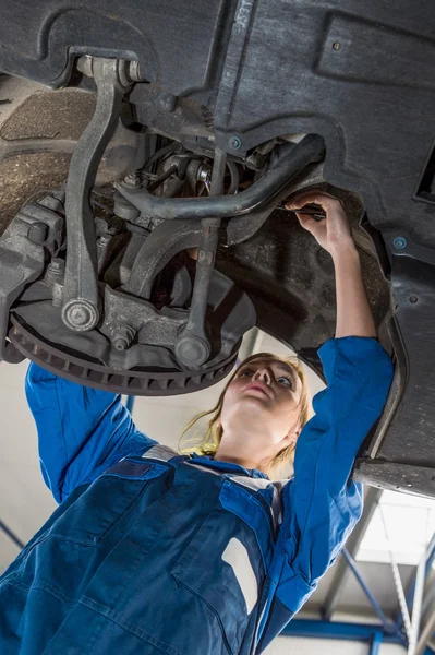Mechanikerin untersucht Bremsscheibe — Stockfoto