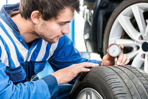 Mężczyzna naciskając mechanik miernika — Zdjęcie stockowe