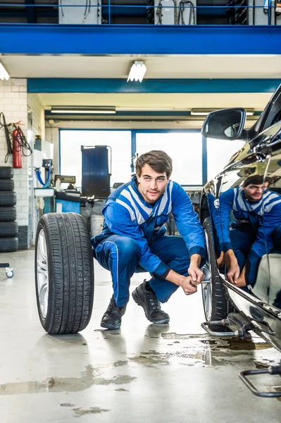 Masculino mecânico mudança carro pneu — Fotografia de Stock