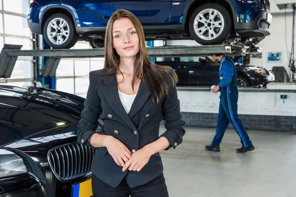 Femme d'affaires en garage de voiture — Photo