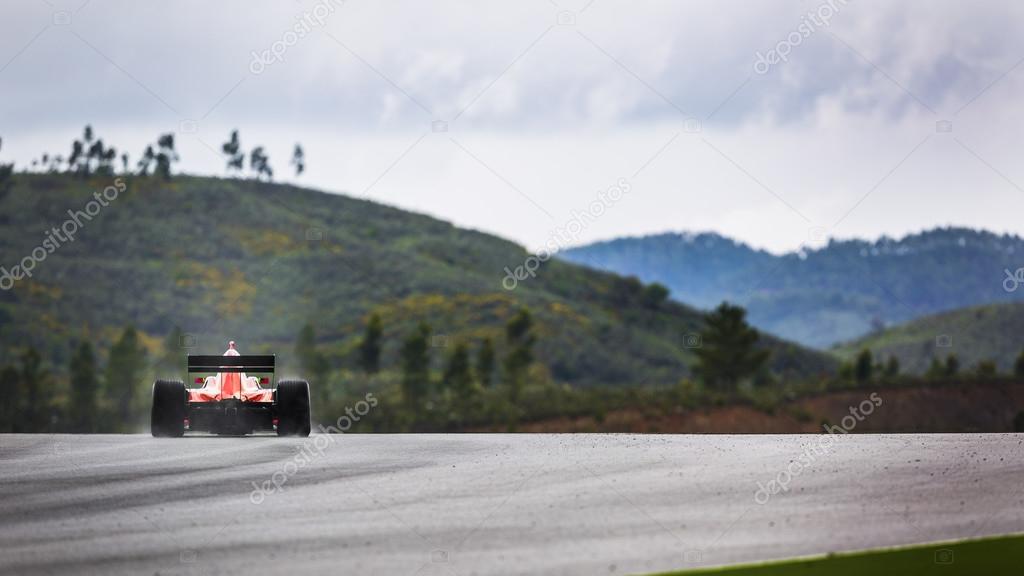 race on a circuit surrounded by hills