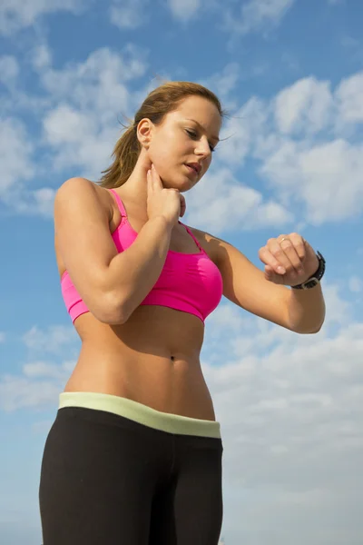 Athlete checking her pulse — Stock Photo, Image