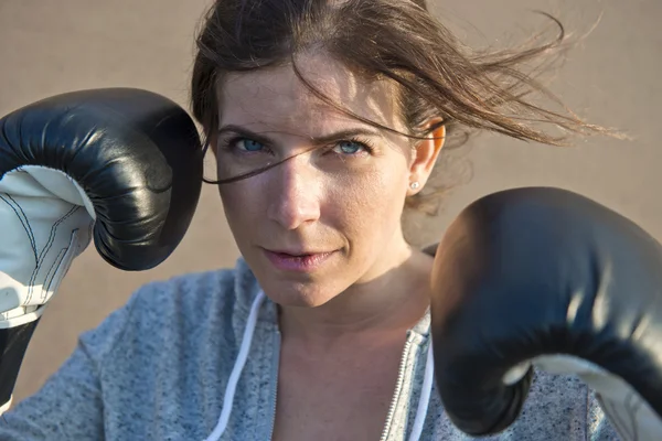 Kvinna som bär boxningshandskar — Stockfoto