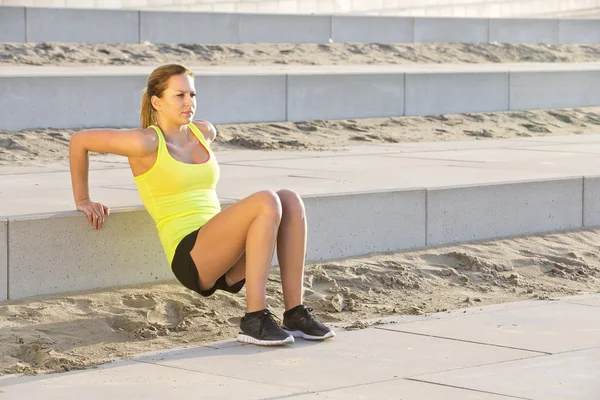 Mulher excercizando sua parte superior do corpo — Fotografia de Stock