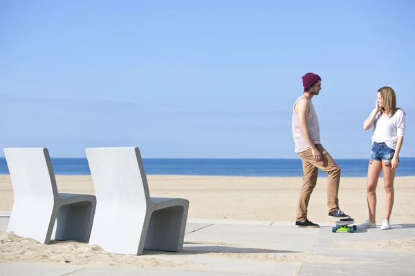 Erkek ve kız sahilde — Stok fotoğraf