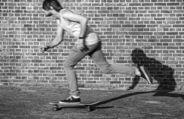 Skateboarder tempo door stad — Stockfoto