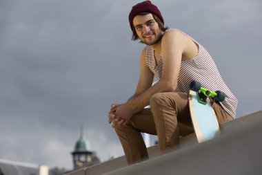 Somut adımlar üzerinde oturan kaykaycı