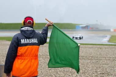 Yeşil bayrak sallayarak Mareşal