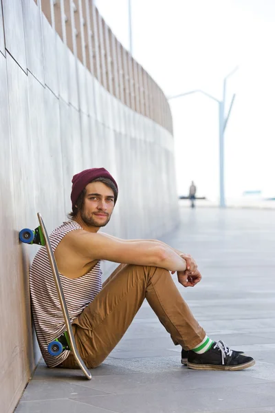 Man resting against a granite wall — Stock Photo, Image