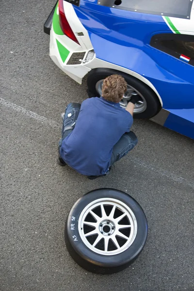 Mechanic changing a tire — Stock Photo, Image