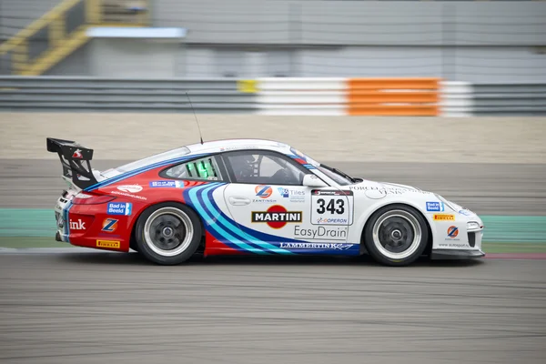 Porsche 911 a toda velocidad durante el desafío de los supercoches — Foto de Stock