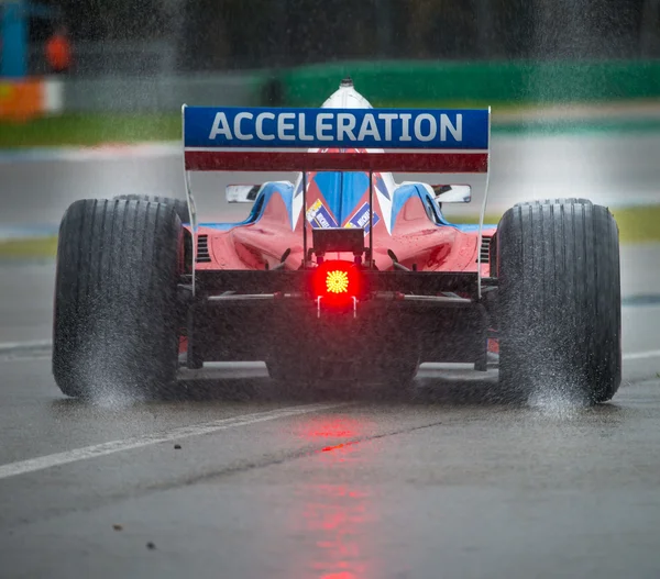 Fórmula A1 carro na pista molhada — Fotografia de Stock