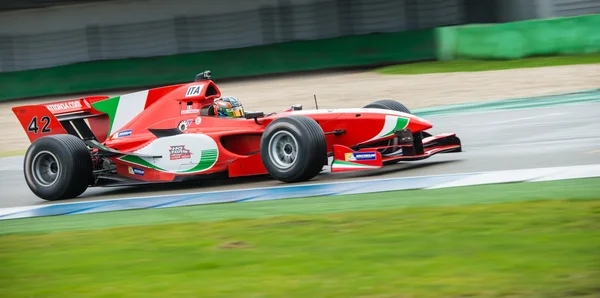 L'équipe italienne de Formule A1 et sa voiture — Photo