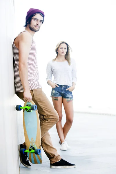 Skateboarding-Paar — Stockfoto