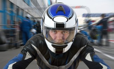 Motor yarış çukur bırakarak