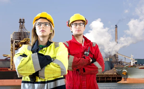 Lavoratori portuali in berretti duri — Foto Stock