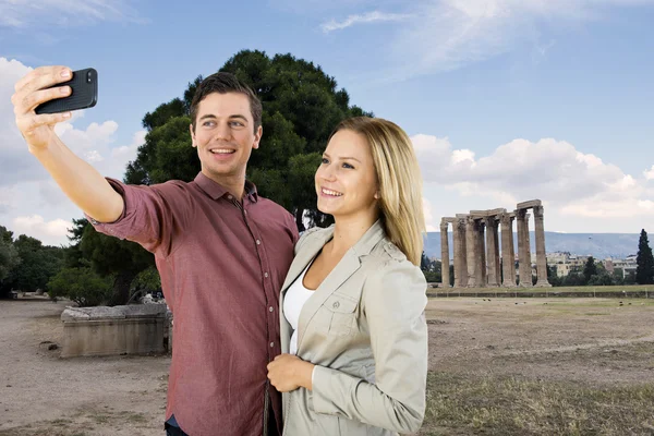 Jovem casal tirando uma selfie — Fotografia de Stock