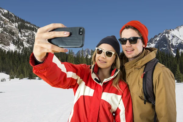 Casal tomando uma selfie wintersport — Fotografia de Stock