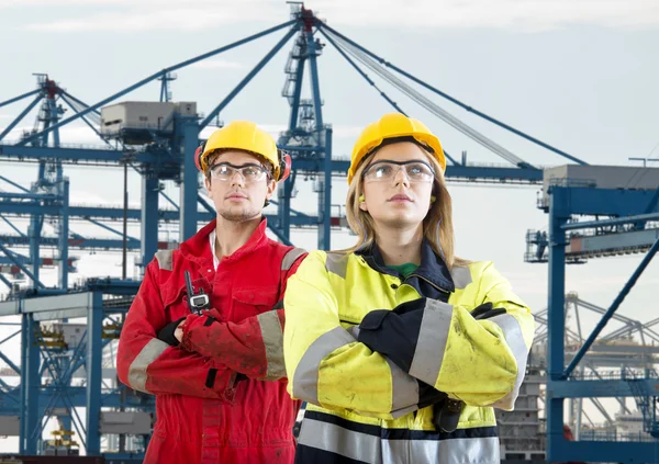 Twee havenarbeiders in harde hoeden — Stockfoto