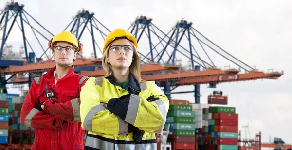 Zwei Hafenarbeiter mit harten Hüten — Stockfoto