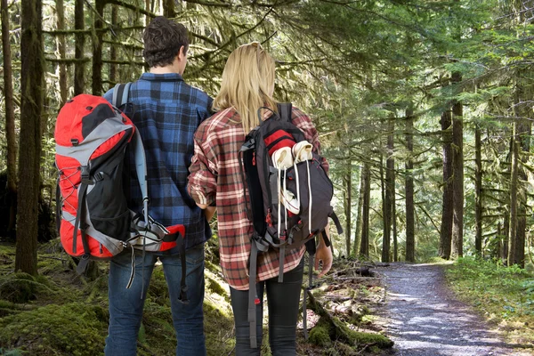 Rucksackreisendes Paar im Wald — Stockfoto