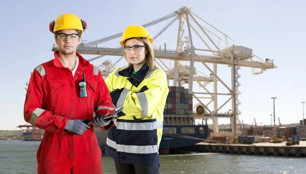 Zwei Hafenarbeiter mit harten Hüten — Stockfoto