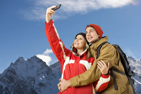 Casal tomando uma selfie — Fotografia de Stock