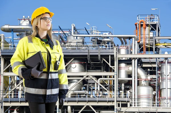 Petrochemische plant operator met Tablet PC — Stockfoto