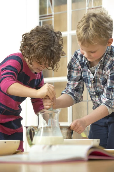 Enfants fouettant la pâte — Photo